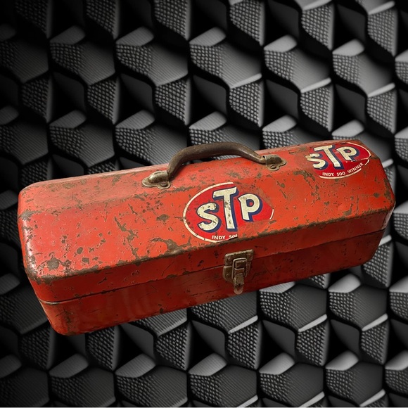 Vintage Rusty Red “STP” Toolbox with miscellaneous items inside. - Picture 2 of 9